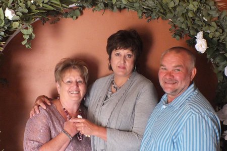 Vlnr is past Beryll Coetzer (organiseerder), saam met past Frikkie en Mariëtte Zeelie van die Gansbaai AGS-gemeente